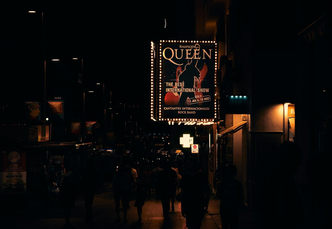 actor meeting queen
